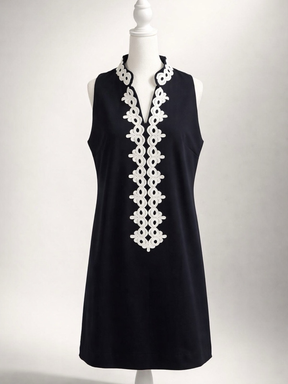 NWT Lily Pulitzer Sleeveless Navy Blue Shift Dress with White Lace Trim, size L